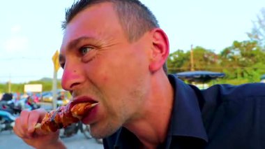 Güneydoğu Asya 'daki Khao Lak Amphoe Takua Pa Phang Nga Tayland' daki İnşa Pazarı 'nda tavuk ve domuz şiş yiyor..