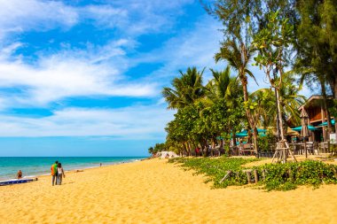 Khao Lak Phang Nga Tayland 05. Şubat 2020 Muhteşem tropik cennet Bang Niang Plajı Khao Lak Sahili bar restoranı ve palmiye ağaçları ile Khao Lak Phang Nga Tayland.