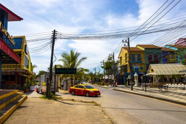 Khao Lak Phang Nga Tayland 05. Şubat 2020 Güneydoğu Asya 'da Khao Lak Amphoe Takua Pa Phang Nga Tayland' da turist yolu ve yolu yoğun ve renkli..