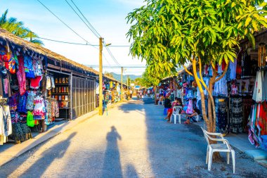 Khao Lak Phang Nga Tayland 06. Şubat 2020 hediyelik eşya dükkanları Bang Niang Market Chong Fah, Khao Lak Phang Nga Tayland 'da sokak ve çarşıda yürüyen insanlar..