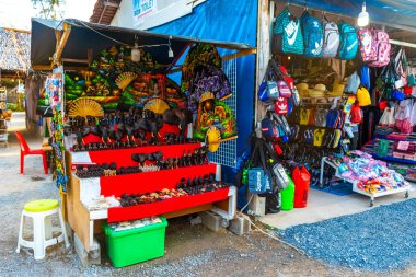 Khao Lak Phang Nga Tayland 06. Şubat 2020 hediyelik eşya dükkanları Bang Niang Market Chong Fah, Khao Lak Phang Nga Tayland 'da sokak ve çarşıda yürüyen insanlar..