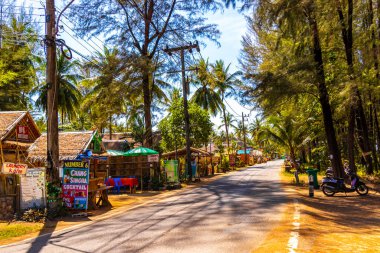 Khao Lak Phang Nga Tayland 06. Şubat 2020 Güneydoğu Asya 'da Khao Lak Amphoe Takua Pa Phang Nga Tayland' da turist yolu ve yolu yoğun ve renkli..