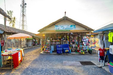 Khao Lak Phang Nga Tayland 06. Şubat 2020 hediyelik eşya dükkanları Bang Niang Market Chong Fah, Khao Lak Phang Nga Tayland 'da sokak ve çarşıda yürüyen insanlar..