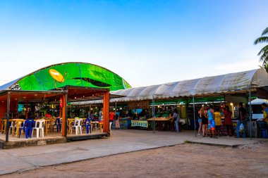 Khao Lak Phang Nga Tayland 07. Şubat 2020 'de Tayland Market Caddesi' nde insanlar Khao Lak Amphoe Takua Pa Phang Nga Tayland 'da gıda tezgahları ve gece marketi işletiyorlar..