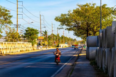 Khao Lak Phang Nga Tayland 06. Şubat 2020 Güneydoğu Asya 'da Khao Lak Amphoe Takua Pa Phang Nga Tayland' da trafiği olan yol inşaatındaki büyük kanalizasyon boruları..