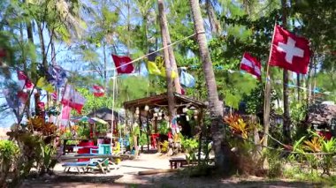 Khao Lak Phang Nga Tayland 06. Şubat 2020 Güneydoğu Asya 'da Khao Lak Amphoe Takua Pa Phang Nga Tayland' da sahil bar ve restoranı olan işlek ve renkli turistik cadde.