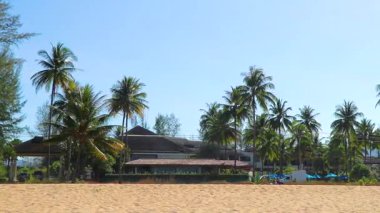Güneydoğu Asya 'da Khao Lak Amphoe Takua Pa Phang Nga Tayland' da kum mavisi gökyüzü ve palmiye ağaçları ile tropik doğal cennet Khuk Khak Sahili.