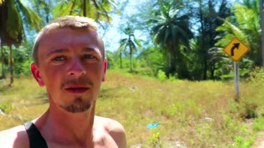 İnsan, tropikal yağmur ormanlarında yürürken ve yürüyüş yaparken doğa ve ağaçlar Güneydoğu Asya 'da Khao Lak Amphoe Takua Pa Phang Nga Tayland' da.