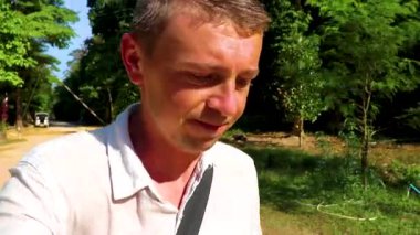 İnsan, tropikal yağmur ormanlarında yürürken ve yürüyüş yaparken doğa ve ağaçlar Güneydoğu Asya 'da Khao Lak Amphoe Takua Pa Phang Nga Tayland' da.