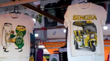 Khao Lak Phang Nga Tayland 06. Şubat 2020 Chang Leo ve Singha biraları hediyelik eşya dükkanındaki tişörtler ve Tayland 'daki Bang Niang Market Chong Fah pazarındaki pazar.