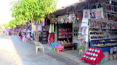 Khao Lak Phang Nga Tayland 06. Şubat 2020 hediyelik eşya dükkanları Bang Niang Market Chong Fah, Khao Lak Phang Nga Tayland 'da sokak ve çarşıda yürüyen insanlar..