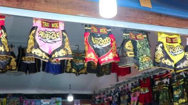 Khao Lak Phang Nga Tayland 06. Şubat 2020 Tayland boks şortu hediyelik eşya dükkanında yürüyüş sokağı ve pazar Bang Niang Market Chong Fah, Khao Lak Tayland.