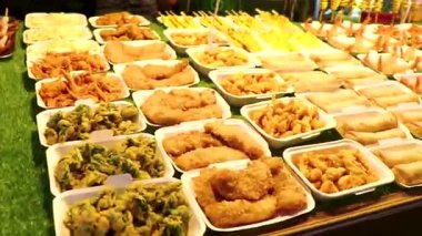 Khao Lak Phang Nga Tayland 06. Şubat 2020 Khao Lak Takua Pa Tayland 'daki Bang Niang Market Chong Fah' ta sebze kızartılmış Tayland karidesi..