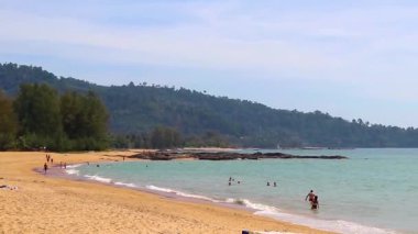 Khao Lak Amphoe Takua Pa Phang Nga Tayland 'da turkuaz mavi su dalgalarıyla inanılmaz tropik cennet Bang Niang Plajı Khao Lak Sahili.
