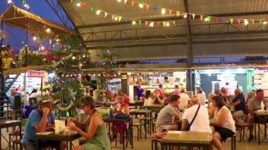 Khao Lak Phang Nga Tayland 07. Şubat 2020 'de Tayland Market Caddesi' nde insanlar Khao Lak Amphoe Takua Pa Phang Nga Tayland 'da gıda tezgahları ve gece marketi işletiyorlar..