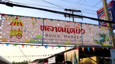 Khao Lak Phang Nga Tayland 07. Şubat 2020 'de Tayland Market Restoranı sokak yemekleri giriş pankartı ve Khao Lak Amphoe Takua Pa Phang Nga Tayland' daki gece pazarında imza..