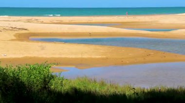 Güneydoğu Asya 'da Khao Lak Amphoe Takua Pa Phang Nga Tayland' da kumlu ve mavi suyu olan tropik doğal cennet Khuk Khak Sahili.