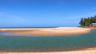 Güneydoğu Asya 'da Khao Lak Amphoe Takua Pa Phang Nga Tayland' da kumsal gölü, kum palmiyeleri ve mavi suyla tropik doğal cennet Khuk Khak Sahili..