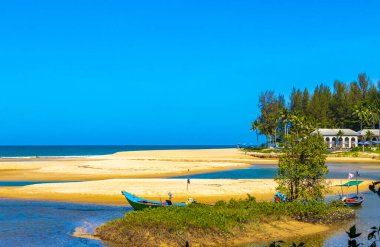 Güneydoğu Asya 'da Khao Lak Amphoe Takua Pa Phang Nga Tayland' da kumsal gölü, kum palmiyeleri ve mavi suyla tropik doğal cennet Khuk Khak Sahili..
