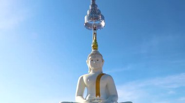 Khao Lak Phang nga Tayland 'daki Wat Phadung Tham Phothi tapınağındaki dev beyaz Buda heykeli..