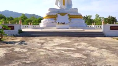 Khao Lak Phang nga Tayland 'daki Wat Phadung Tham Phothi tapınağındaki dev beyaz Buda heykeli..