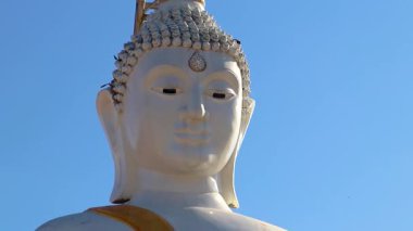 Khao Lak Phang nga Tayland 'daki Wat Phadung Tham Phothi tapınağındaki dev beyaz Buda heykeli..