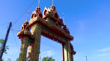Khao Lak Phang ga Tayland 05. Şubat 2020 Wat Phadung Tham Phothi tapınağındaki güzel altın giriş kapısı Khao Lak Phang ga Tayland.