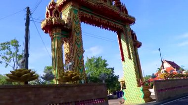 Khao Lak Phang ga Tayland 05. Şubat 2020 Wat Phadung Tham Phothi tapınağındaki güzel altın giriş kapısı Khao Lak Phang ga Tayland.