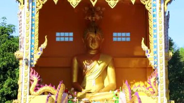 Khao Lak Phang nga Tayland 'daki Wat Phadung Tham Phothi tapınağında büyük Buda heykeli..