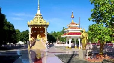 Khao Lak Phang nga Tayland 'daki Wat Phadung Tham Phothi tapınağında büyük Buda heykeli..