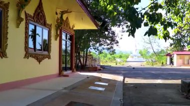 Khao Lak Phang nga Tayland 'daki Wat Phadung Tham Phothi tapınağındaki dev beyaz Buda heykeli..