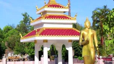 Khao Lak Phang nga Tayland 'daki Wat Phadung Tham Phothi tapınağında büyük Buda heykeli..