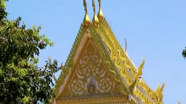 Khao Lak Phang Nga Tayland 07. Şubat 2020 Altın Budist Wat Phanat Nikhom Tayland tapınağı Khao Lak Amphoe Takua Pa Phang Nga Tayland, Güneydoğu Asya.