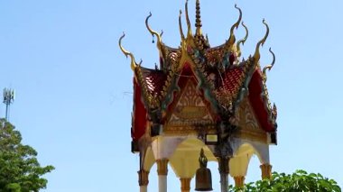 Khao Lak Phang Nga Tayland 07. Şubat 2020, Güneydoğu Asya 'daki Khao Lak Amphoe Takua Pa Phang Nga Tayland' daki Altın sarısı Budist Wat Phanat Nikhom Tayland tapınağı..