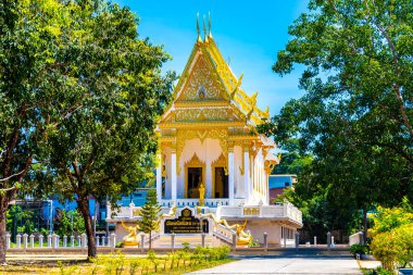 Khao Lak Phang Nga Tayland 07. Şubat 2020 Altın Budist Wat Phanat Nikhom Tayland tapınağı Khao Lak Amphoe Takua Pa Phang Nga Tayland, Güneydoğu Asya.