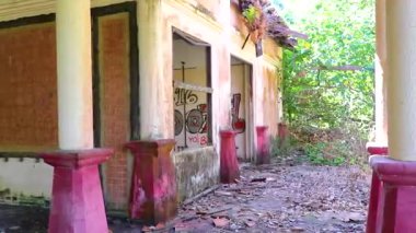 Khao Lak Phang Nga Tayland 05. Şubat 2020 Khao Lak Takua Pa Phang Nga Tayland 'daki tropikal ormanda tsunami tarafından yıkılan terk edilmiş Budist tapınağını keşfetti..