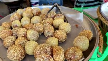 Khao Lak Phang Nga Tayland 07. Şubat 2020 'de Tayland' ın gece pazarındaki sokak yemeği standından kızarmış atıştırmalık almak Khao Lak Amphoe Takua Pa Phang Nga Tayland 'da bir market inşa etmek.