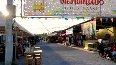 Khao Lak Phang Nga Tayland 07. Şubat 2020 'de Tayland Market Restoranı sokak yemekleri giriş pankartı ve Khao Lak Amphoe Takua Pa Phang Nga Tayland' daki gece pazarında imza..