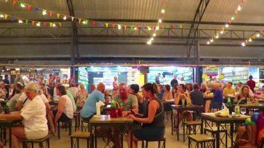 Khao Lak Phang Nga Tayland 07. Şubat 2020 'de Tayland Market Caddesi' nde insanlar Khao Lak Amphoe Takua Pa Phang Nga Tayland 'da gıda tezgahları ve gece marketi işletiyorlar..