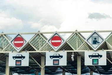 Alpler Tyrol Avusturya 12. Temmuz 2019 Alpler Tyrol Avusturya 'da araba ve kamyon nakliyesi için tezgahları olan sınır kapısı.