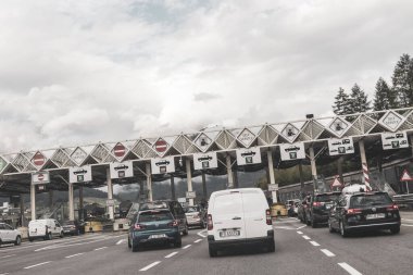 Alpler Tyrol Avusturya 12. Temmuz 2019 Alpler Tyrol Avusturya 'da araba ve kamyon nakliyesi için tezgahları olan sınır kapısı.