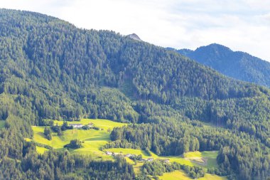 Dağ manzarası dağları yeşil tarlalar orman bulutları ve Alpler 'deki mavi gökyüzü Tyrol Avusturya.