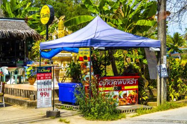 Khao Lak Phang Nga Tayland 05. Şubat 2020 Güneydoğu Asya 'da Khao Lak Amphoe Takua Pa Phang Nga Tayland' da körili sosis büfeleri ve sokak yemekleri var..