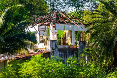Güneydoğu Asya 'daki Khao Lak Amphoe Takua Pa Phang Nga Tayland' daki tsunamiden yıllar sonra, tropikal ormandaki yıkılmış bina ve ev..