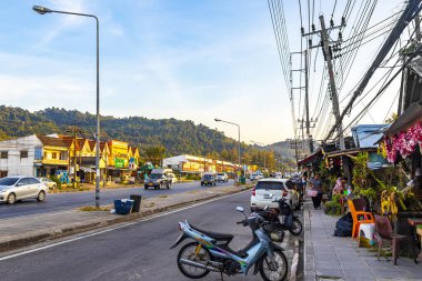Khao Lak Phang Nga Tayland 06. Şubat 2020 Güneydoğu Asya 'daki Khao Lak Amphoe Takua Pa Phang Nga Tayland' da trafik sıkışıklığı nedeniyle yoğun ve renkli turistik yol ve yol.