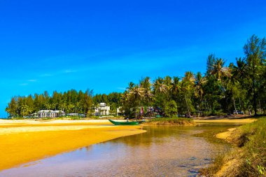 Güneydoğu Asya 'da Khao Lak Amphoe Takua Pa Phang Nga Tayland' da kumsal gölü, kum palmiyeleri ve mavi suyla tropik doğal cennet Khuk Khak Sahili..