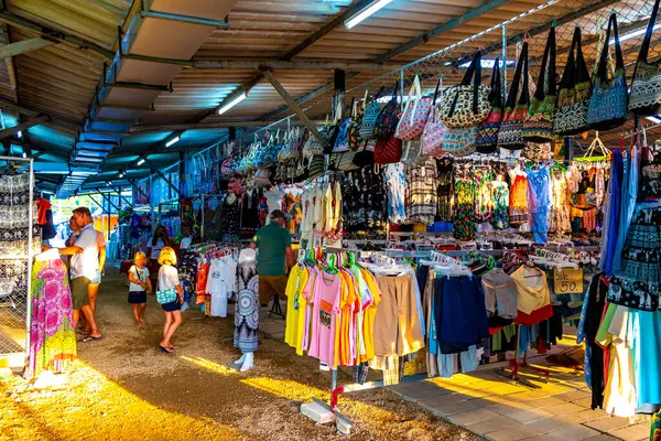 Khao Lak Phang Nga Tayland 07. Şubat 2020 Güneydoğu Asya 'da Khao Lak Amphoe Takua Pa Phang Nga Tayland' da turistler için Tipik giyim mağazası.
