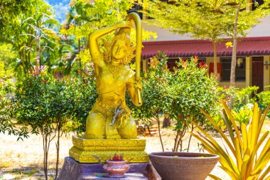 Khao Lak Phang Nga Tayland 07. Şubat 2020 Altın Budist Thokkathan anne heykeli Wat Phanat Nikhom Tayland tapınaklarında Khao Lak Phang Nga Tayland.