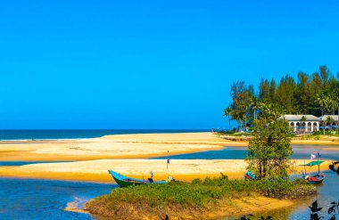 Güneydoğu Asya 'da Khao Lak Amphoe Takua Pa Phang Nga Tayland' da kumsal gölü, kum palmiyeleri ve mavi suyla tropik doğal cennet Khuk Khak Sahili..