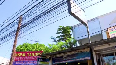 Khao Lak Phang Nga Tayland 07. Şubat 2020 Uluslararası Tsunami Müzesi ve Anıt Park giriş binası ve Güneydoğu Asya 'daki Khao Lak Amphoe Takua Pa Phang Nga Tayland' a giriş işareti.